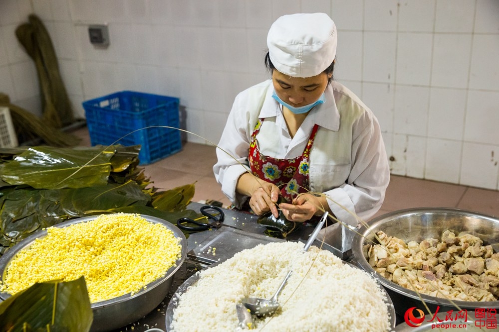 يستعمل سونغزي تشاوتسينغ الأرز الدبق، الجلبان ولحم الخنزير كمواد أولية، ويتم إضافة هذه المقادير بشكل متوازن، وعادة ماتكون قطعة السونغزي الواحدة في حدود 0.5 كلغ.