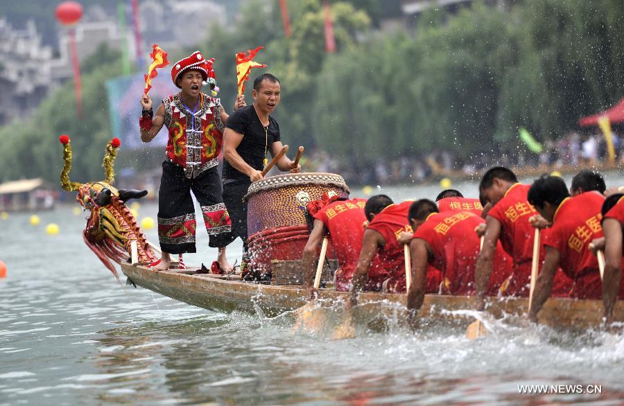 إقامة الأنشطة المتنوعة للاحتفال بعيد قوارب التنين في الصين