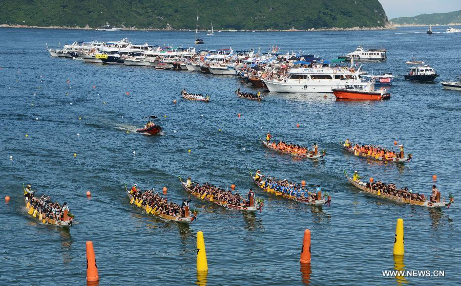 إقامة الأنشطة المتنوعة للاحتفال بعيد قوارب التنين في الصين