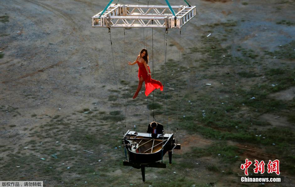 فنان برازيلي يلعب البيانو في الهواء