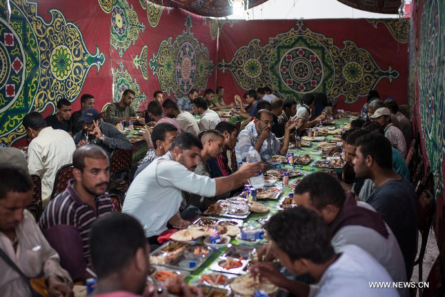 شركات صينية تقيم موائد رحمن للمسلمين المصريين في رمضان