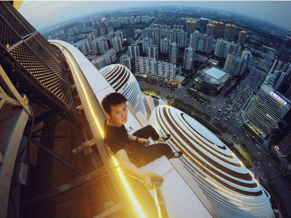"رجل عنكبوت" تسلق مبنى شاهق من تصميم معمارية عراقية في بكين