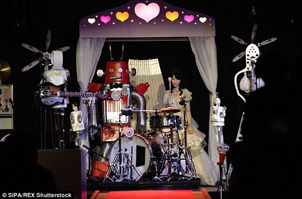 أول حفل زفاف لروبوتين في العالم