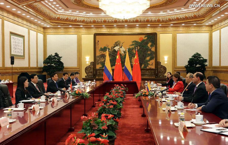 الصين وكولومبيا تتعهدان بإقامة علاقات تشريعية أوثق