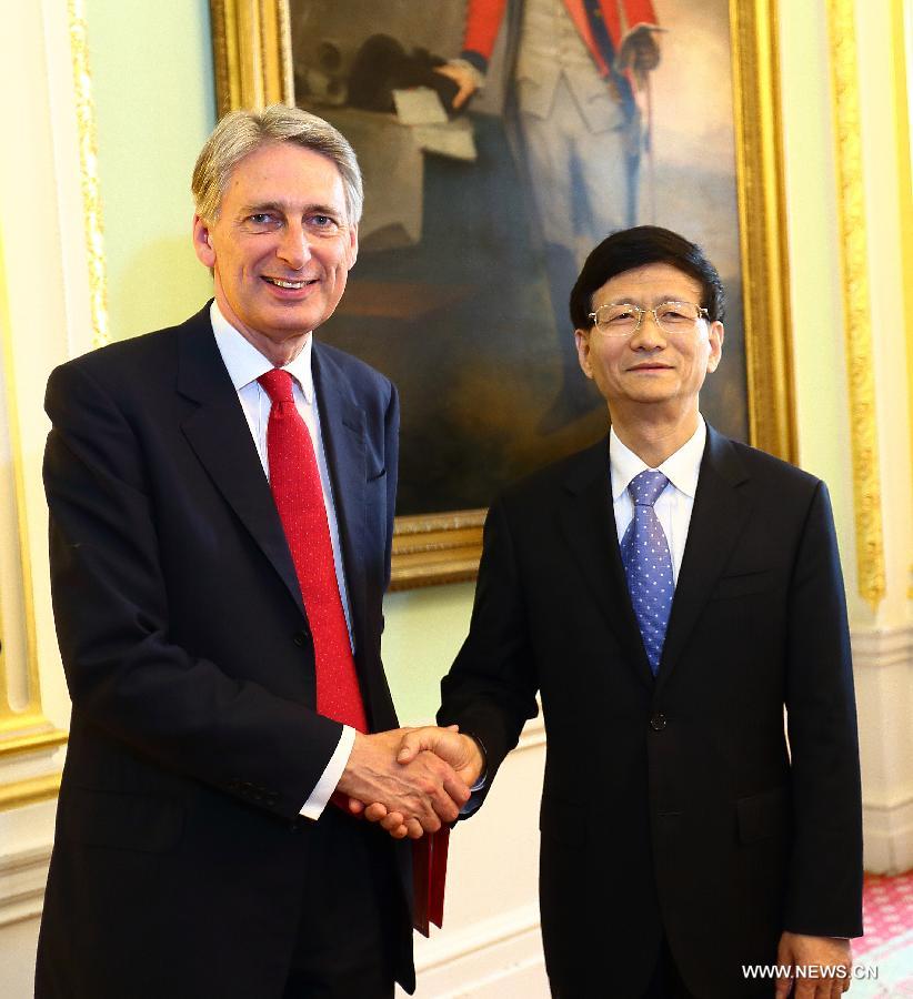 اجتماع منغ جيان تشو مع وزير الخارجية البريطاني فيليب هاموند