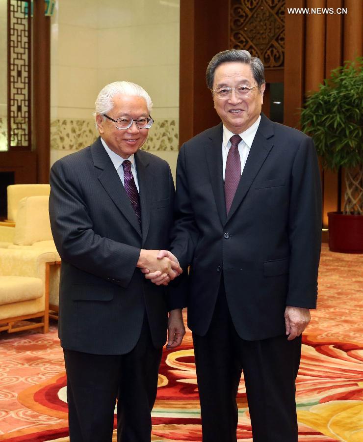 كبير المستشارين السياسيين الصينيين يجتمع مع رئيس سنغافورة