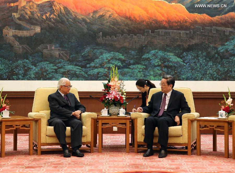 كبير المستشارين السياسيين الصينيين يجتمع مع رئيس سنغافورة