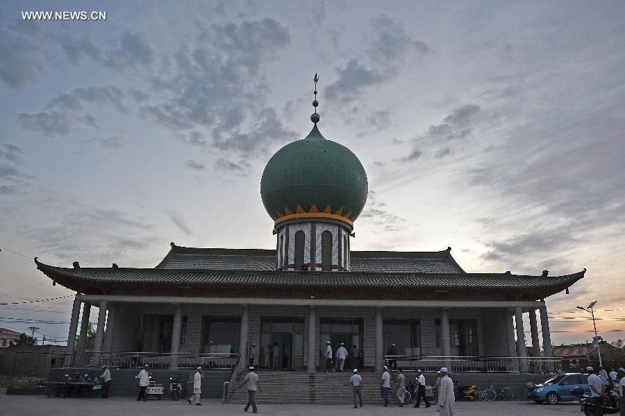 المسلمون يدخلون المسجد للصلاة في منطقة نينغشيا ذاتية الحكم لقومية هوي