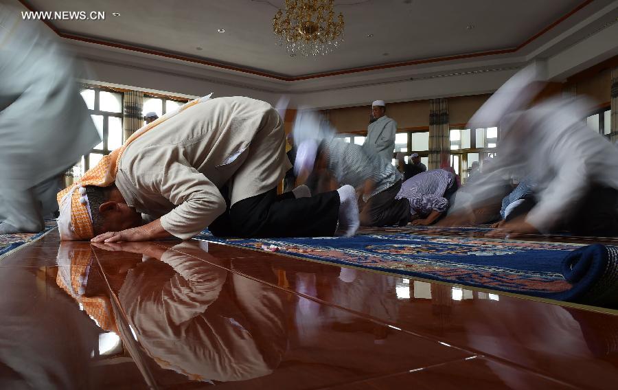 المسلمون يؤدون الصلاة في المسجد
