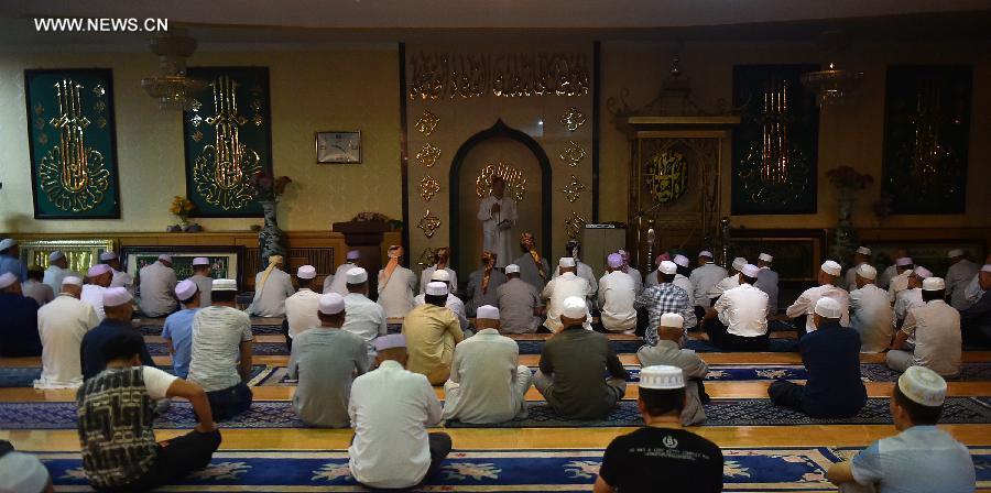المسلمون يؤدون الصلاة في المسجد