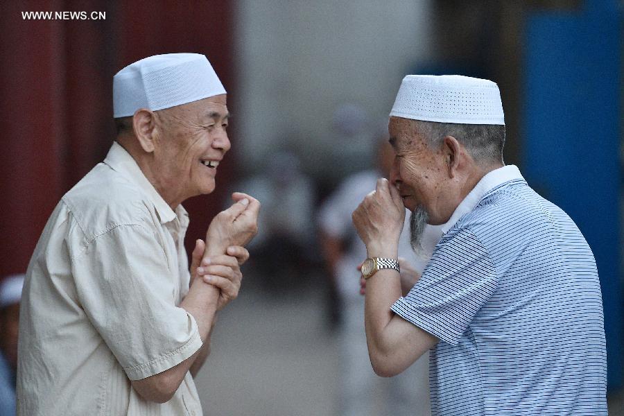 المسلم الصيني يسلم على صديقه