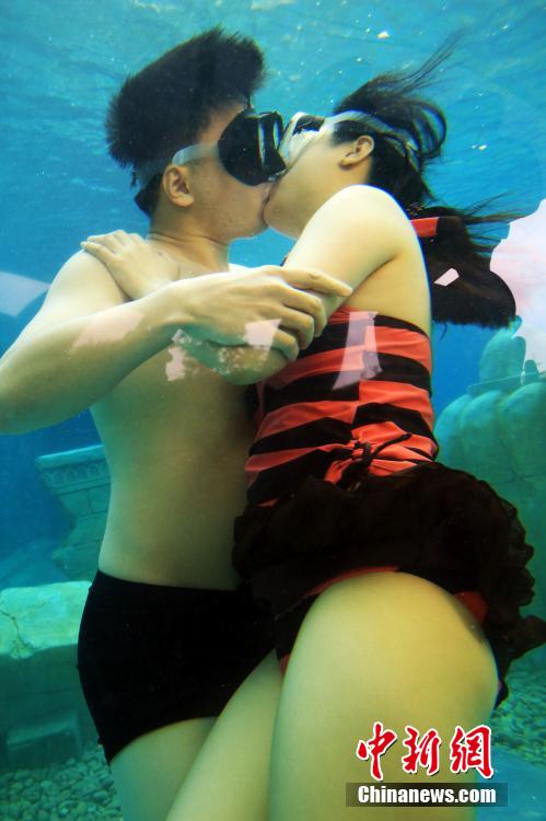 مشاهد رومانسية..مسابقة التقبيل تحت الماء