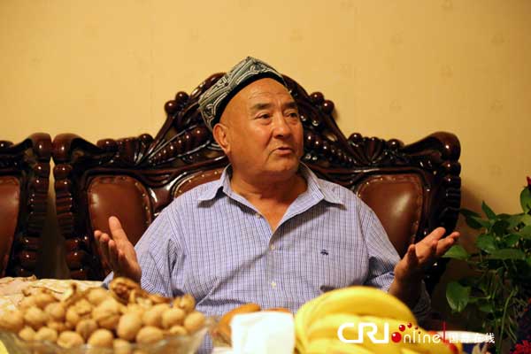 كان ميهميتيلي يعمل سائقا للشاحنات قبل تقاعده وهو مسلم من قومية الويغور. 