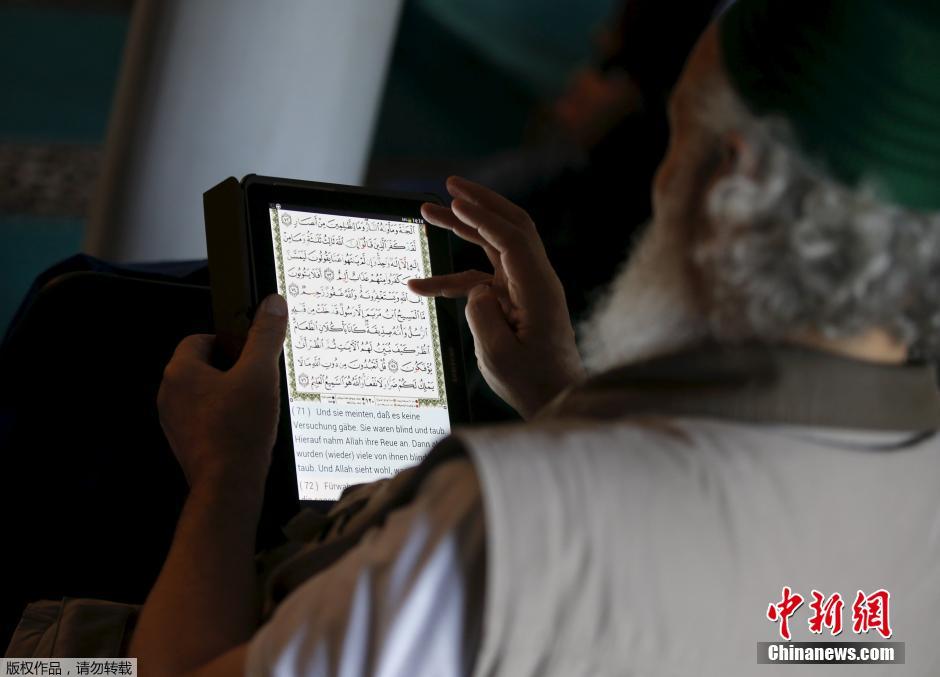 مسلم يقرأ القرآن باللغتين العربية الألمانية في مسجد ببرلين، ألمانيا في 10 يوليو الجاري. 