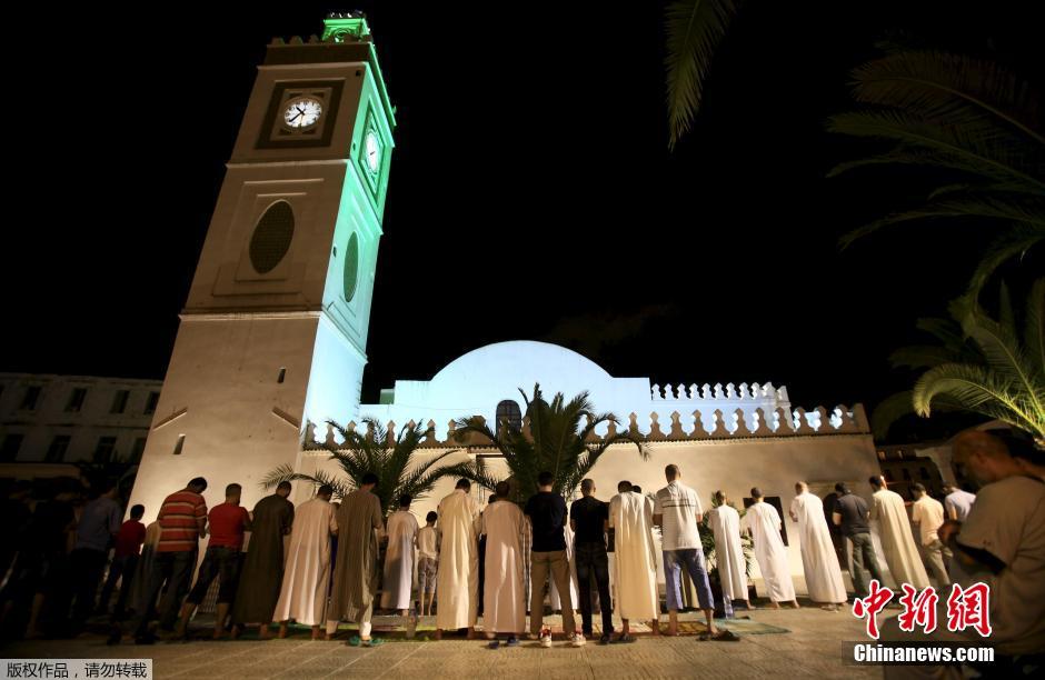 المسلمون يقومون بصلاة التراويح في الجزائر في 10 يوليو الجاري.