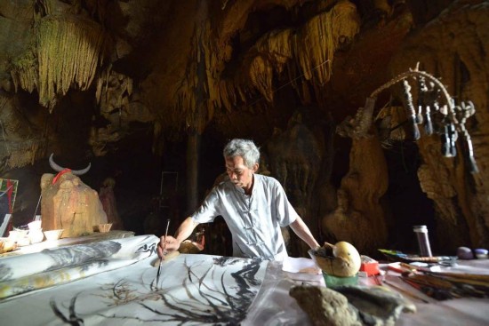 عجوز صيني يبدع الرسوم فى كهف لمدة 30 عاما