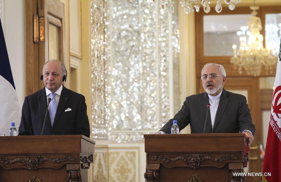 ظريف : إيران وفرنسا تتفقان على تعزيز الحوار السياسى