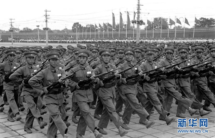 الصور الأرشيفية: الجنود في الاستعراض العسكري