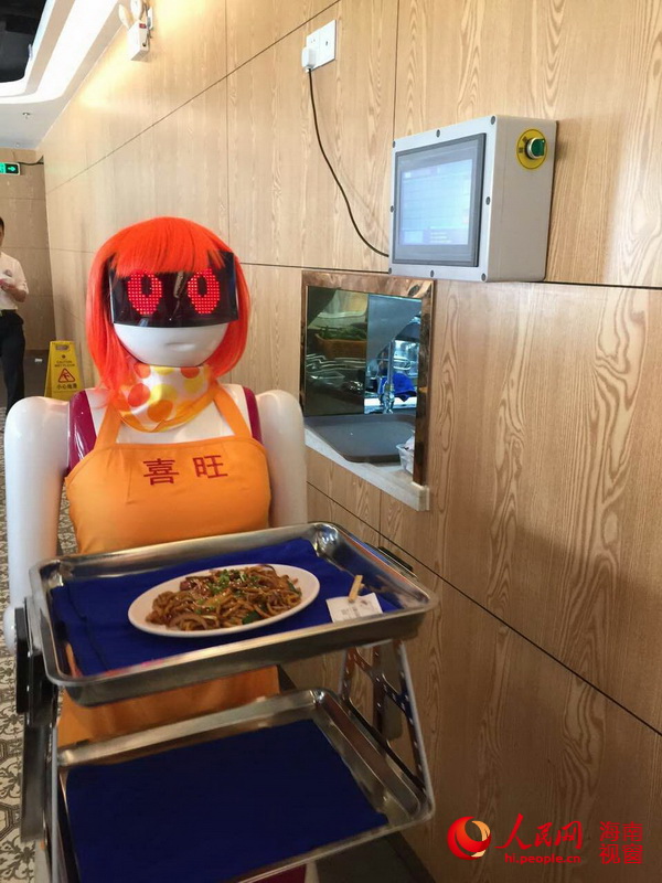 "مي مي".. روبوت حسناء نادلة مطعم بمدينة هايكو