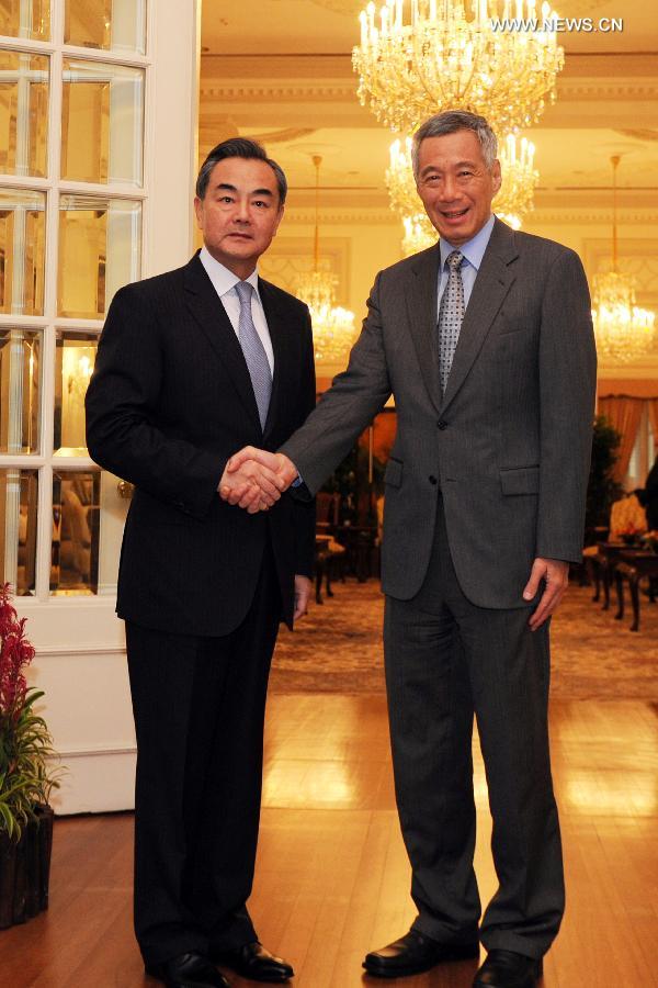الصين وسنغافورة تتعهدان بتعزيز التعاون الثنائي