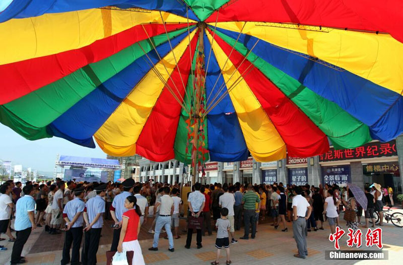 الصين تدخل موسوعة جينيس للأرقام القياسية بصناعة أكبر مظلة في العالم