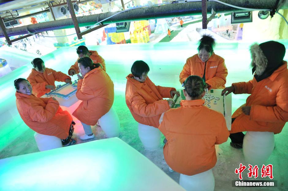 سكان تشونغتشينغ يلعبون ما جونغ فى "الجليد" للهروب من حرارة الجو