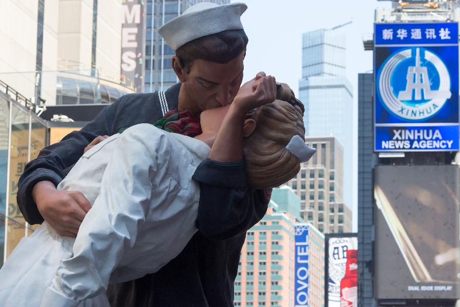 إقامة مسابقة القبلة في نيويورك للذكرى ال70 لانتهاء الحرب العالمية الثانية