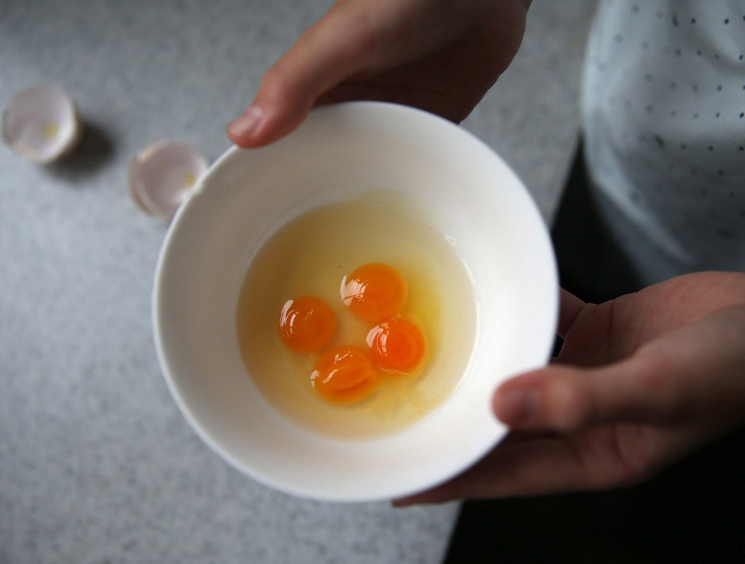 في أمر نادر الحدوث.. صينية تكتشف بيضة واحدة بـ 4 صفار بيض