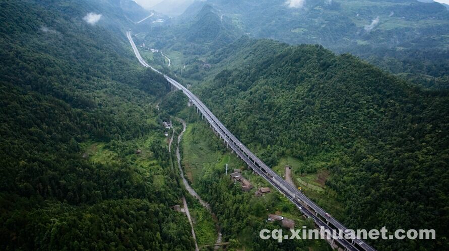 صور جوية لشبكة الطرقات السريعة في مدينة تشونغتشينغ بالجبال الوعرة
