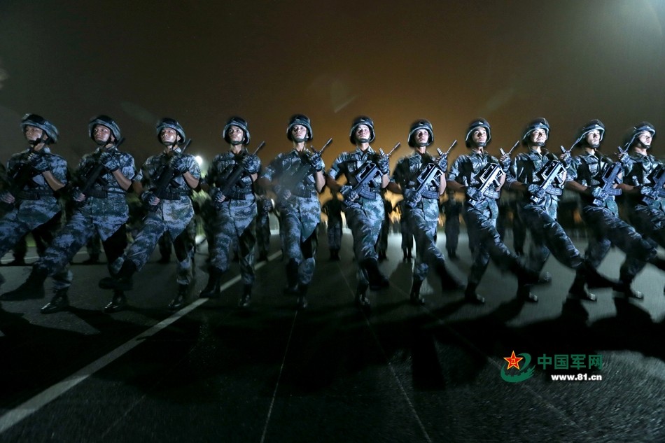 مجموعة صور: تدريبات في ليل  استعدادا  للاستعراض العسكري القادم