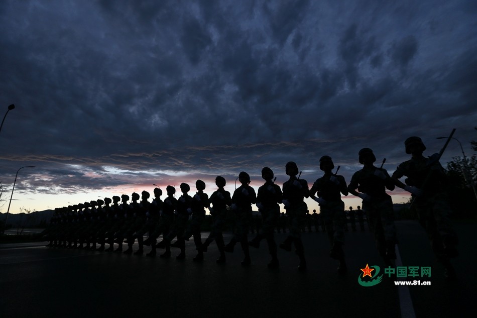 مجموعة صور: تدريبات في ليل  استعدادا  للاستعراض العسكري القادم