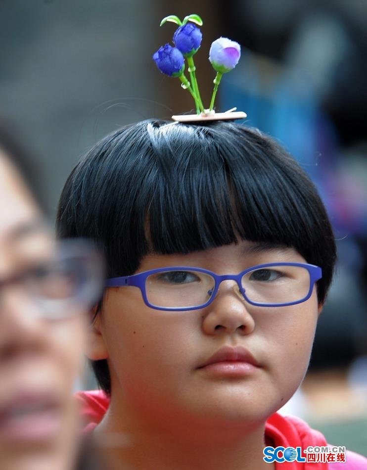 "زهور البراعم" تصبح دبوس شعر تزخرف رؤوس الناس في تشنغدو