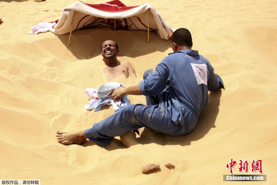 العلاج بالدفن فى رمال الصحراء يلقى إقبالا كبيرا من المصريين