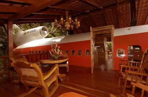 عجوزة أمريكية تحول طائرة بوينغ قديمة إلى قصر معلق 