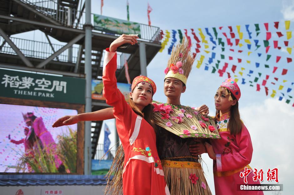 صور: حسناوات يرقصن بلباس مصنوع من قش الأرز في لياونينغ