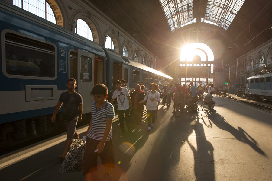 محطة بودابست الشرقية تزدحم باللاجئين