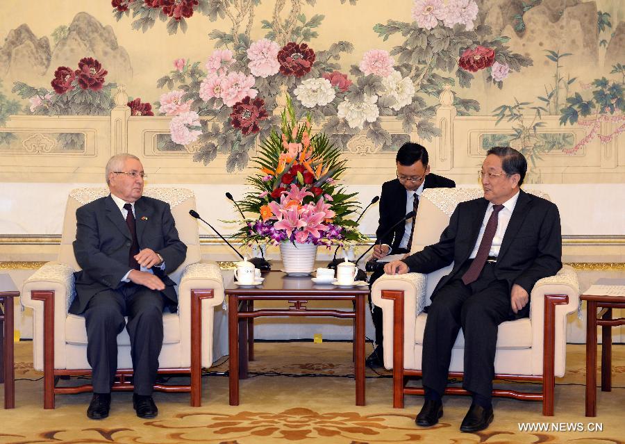 الصين تتعهد بإقامة علاقات أوثق مع الجزائر