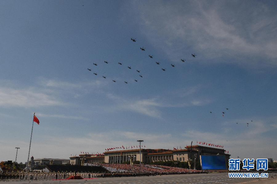 طائرات الهليكوبتر تشكل رقم "70" فى الهواء خلال استعراض عسكري صيني فى يوم النصر