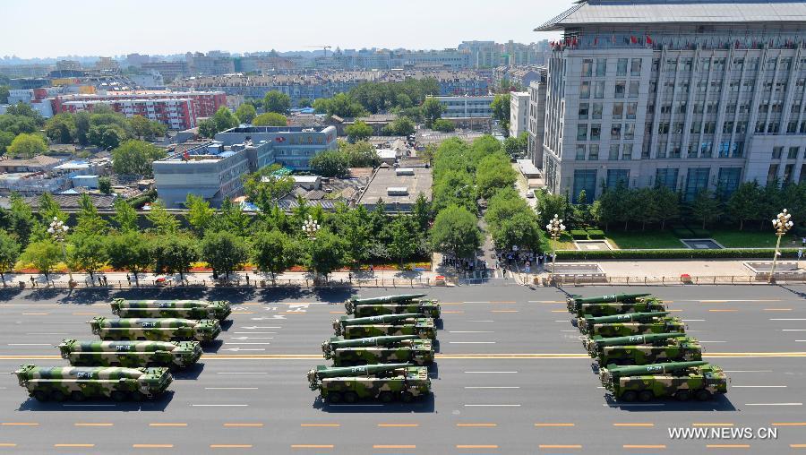 الصين تعرض صواريخ في الاستعراض العسكري