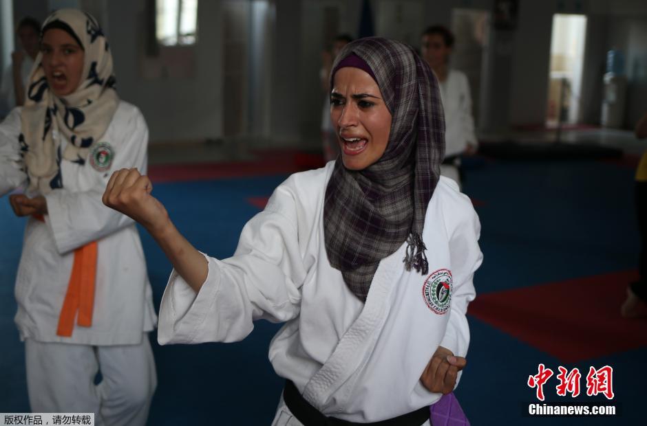 بالصور.. فلسطينيات يتعلمن  "مهارات الدفاع عن النفس"