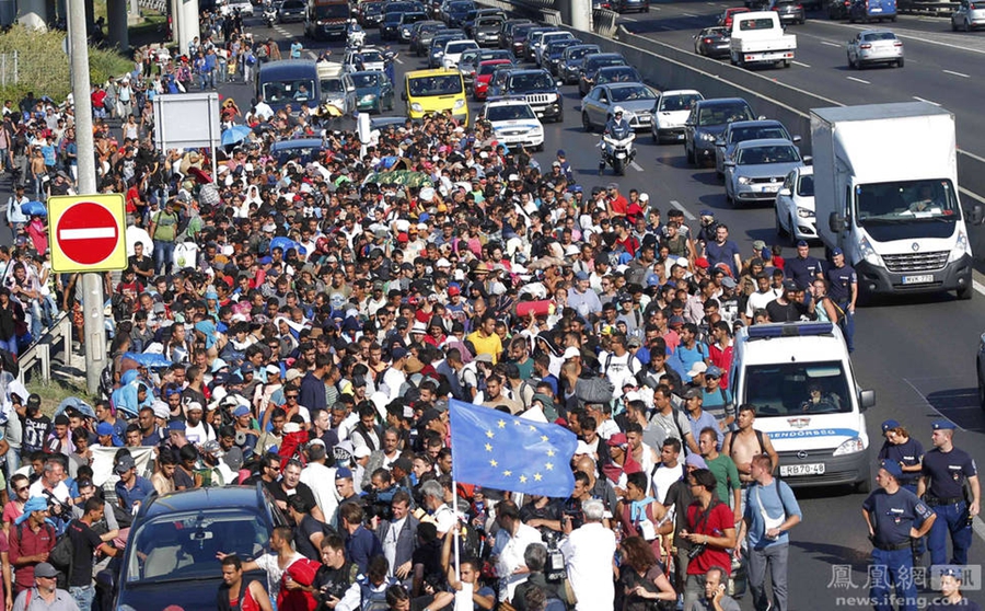 مئات اللاجئين يتجهون إلى النمسا سيرا على الأقدام