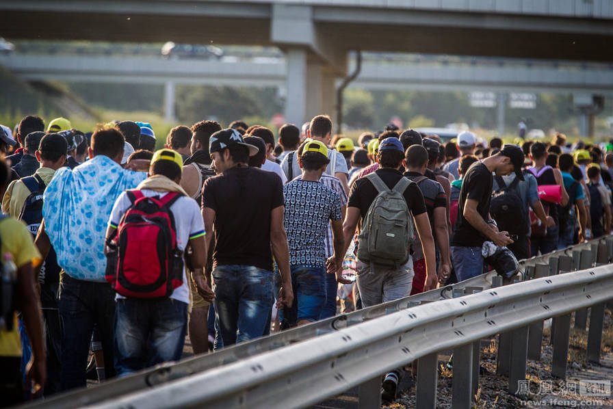 مئات اللاجئين يتجهون إلى النمسا سيرا على الأقدام