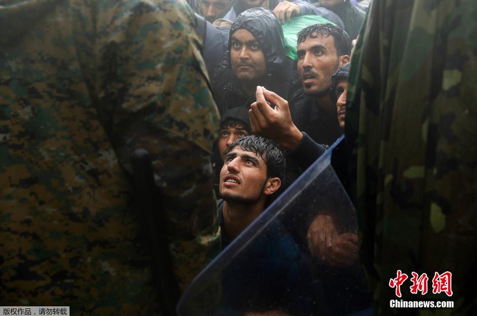 مجموعة صور: مأساة اللاجئين في يوم ممطر