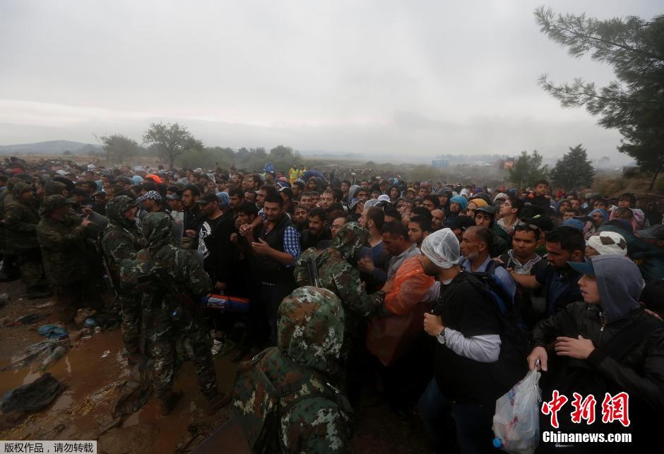 مجموعة صور: مأساة اللاجئين في يوم ممطر