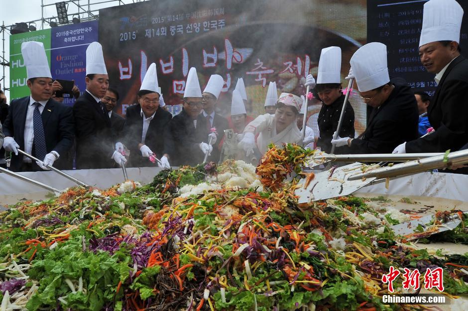 2015 شخص يلتهمون طبق أرز عملاق في مدينة شنيانغ