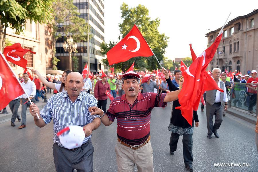 آلاف الأتراك ينظمون مسيرة مناهضة للإرهاب