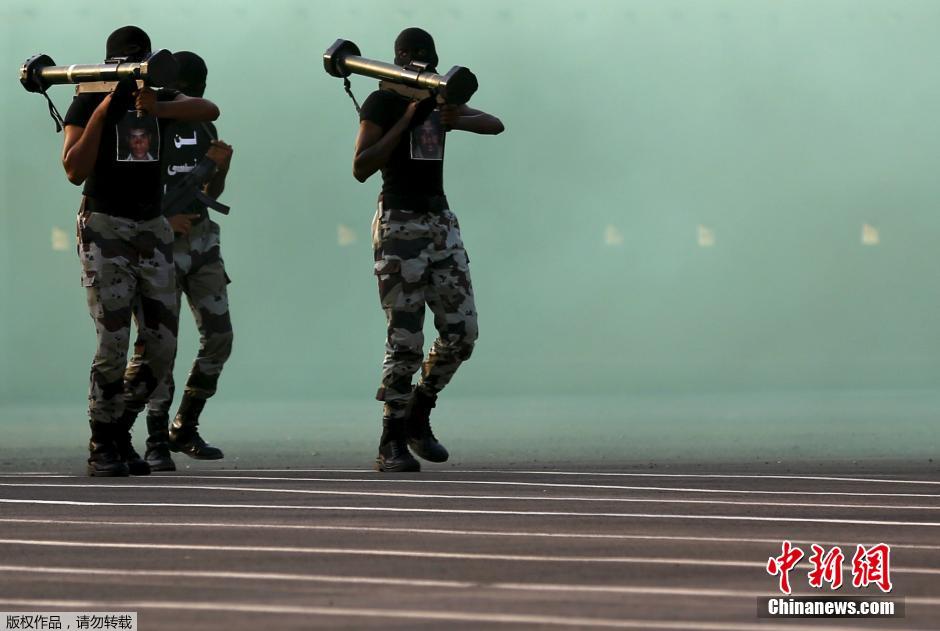 مجموعة صور:إستعراض عسكري بمكة إستعدادا لشعائر الحج