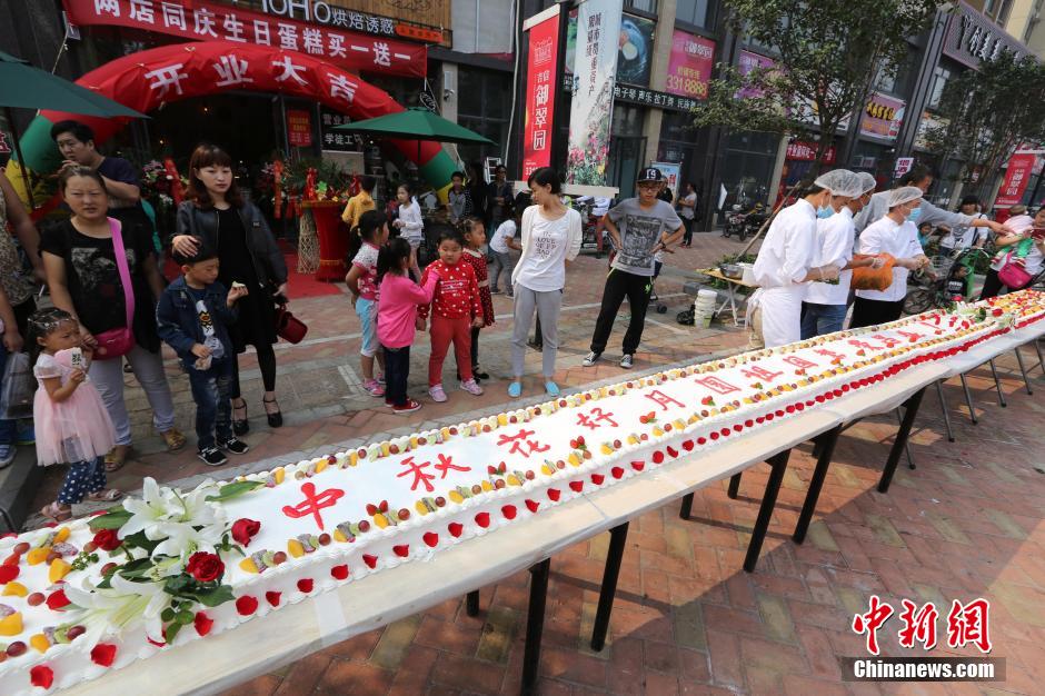 2000 شخص يلتهمون كعكة عملاقة في خنان