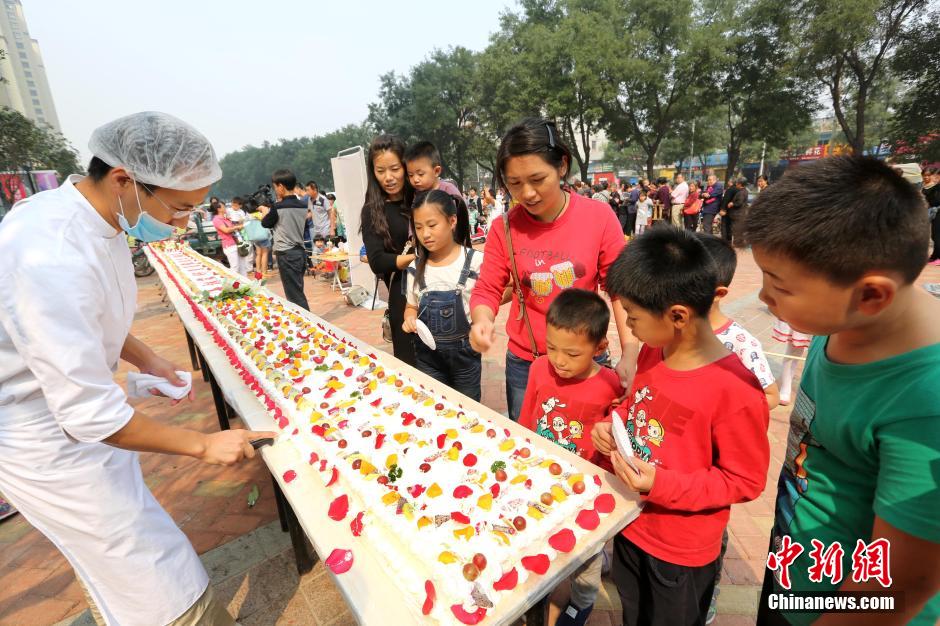 2000 شخص يلتهمون كعكة عملاقة في خنان
