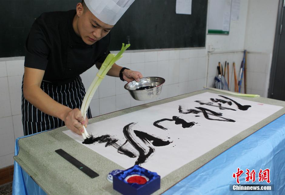 شاب صيني يتمتع بمهارات فريدة في الكتابة بسكين المطبخ